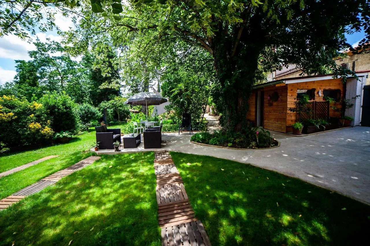 Homestay Mirguet Au Jardin Apartment Saint-Elix-le-Chateau